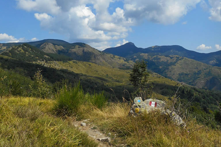 Il monte Penna visto dal crinale che separa la valle Sturla dalla val di Taro