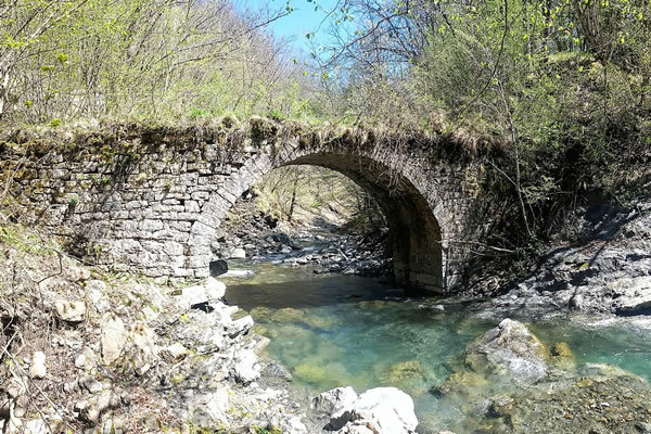 Il Ponte Romano nel bosco